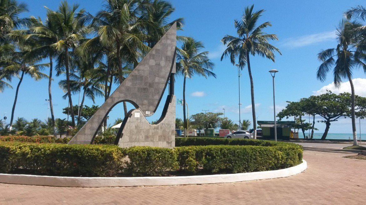 Á 500m do Maceió mar Hotel, a Praça Gogó da Ema foi construída como homenagem ao símbolo da cidade.