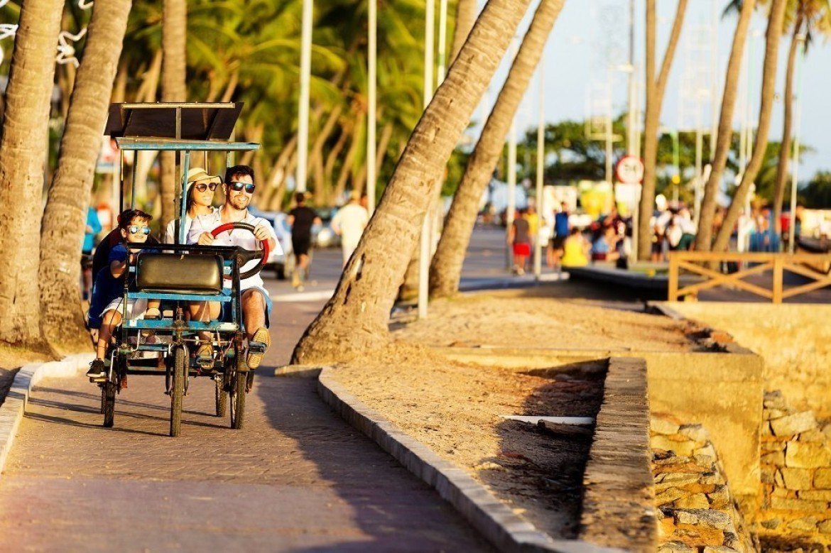 Família passeando pela orla de Maceió em dia de Rua Fechada. Foto: Arnaldo Medeiros