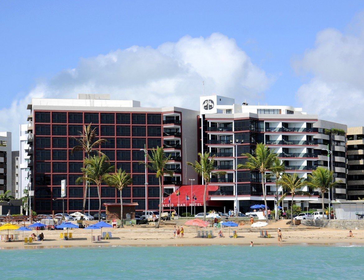 Fachada do Maceió Mar Hotel, localizado no coração da Praia da Ponta Verde.