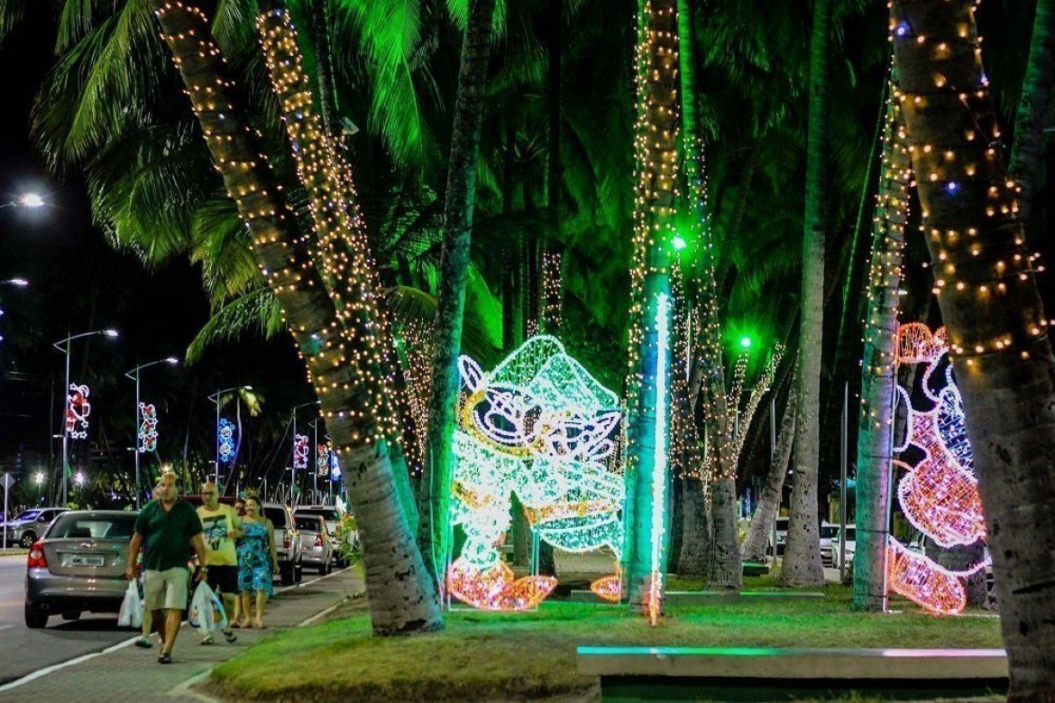 Decoração natalina de Maceió atrai turistas para a cidade.